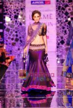 Model walks the ramp for Manish Malhotra Show at Lakme Winter fashion week day 4 on 20th Sept 2010 (35).JPG