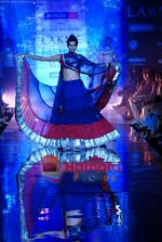 Model walks the ramp for Manish Malhotra Show at Lakme Winter fashion week day 4 on 20th Sept 2010 (7).JPG
