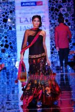 Model walks the ramp for Manish Malhotra Show at Lakme Winter fashion week day 4 on 20th Sept 2010 (90).JPG