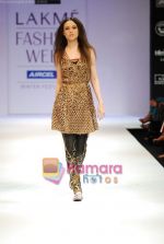 Model walks the ramp for Rehane Show at Lakme Winter fashion week day 4 on 20th Sept 2010 (13).JPG