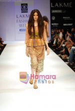 Model walks the ramp for Rehane Show at Lakme Winter fashion week day 4 on 20th Sept 2010 (19).JPG