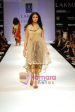 Model walks the ramp for Rehane Show at Lakme Winter fashion week day 4 on 20th Sept 2010 (56).JPG