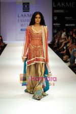 Model walks the ramp for Rehane Show at Lakme Winter fashion week day 4 on 20th Sept 2010 (81).JPG