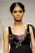 Model walks the ramp for Swapnil Shinde Show at Lakme Winter fashion week day 4 on 20th Sept 2010 (16).JPG