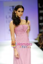 Model walks the ramp for Tory Costa Show at Lakme Winter fashion week day 4 on 20th Sept 2010 (21).JPG