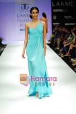 Model walks the ramp for Tory Costa Show at Lakme Winter fashion week day 4 on 20th Sept 2010 (58).JPG