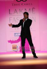 Shaan walks the ramp for Tory Costa Show at Lakme Winter fashion week day 4 on 20th Sept 2010 (2).JPG