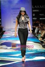 Sonakshi Sinha walks the ramp for Narendra Kumar Show at Lakme Winter fashion week day 4 on 20th Sept 2010 (5).JPG