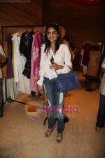 Madhoo Shah at Araish - Save The Child exhibition in Blue Sea on 21st Sept 2010 (3).JPG