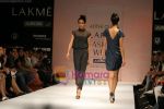 Model walks the ramp for Atithi Gupta Show at Lakme Winter fashion week day 5 on 21st Sept 2010 (10).JPG