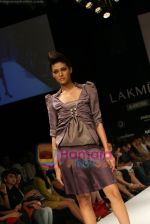 Model walks the ramp for Atithi Gupta Show at Lakme Winter fashion week day 5 on 21st Sept 2010 (16).JPG