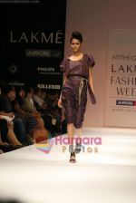 Model walks the ramp for Atithi Gupta Show at Lakme Winter fashion week day 5 on 21st Sept 2010 (17).JPG