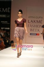 Model walks the ramp for Atithi Gupta Show at Lakme Winter fashion week day 5 on 21st Sept 2010 (18).JPG