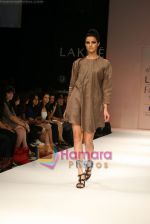 Model walks the ramp for Atithi Gupta Show at Lakme Winter fashion week day 5 on 21st Sept 2010 (24).JPG