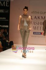 Model walks the ramp for Atithi Gupta Show at Lakme Winter fashion week day 5 on 21st Sept 2010 (27).JPG