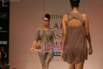 Model walks the ramp for Atithi Gupta Show at Lakme Winter fashion week day 5 on 21st Sept 2010 (31).JPG