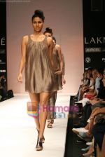 Model walks the ramp for Atithi Gupta Show at Lakme Winter fashion week day 5 on 21st Sept 2010 (37).JPG