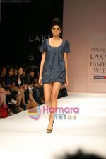 Model walks the ramp for Atithi Gupta Show at Lakme Winter fashion week day 5 on 21st Sept 2010 (4).JPG