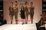 Model walks the ramp for Atithi Gupta Show at Lakme Winter fashion week day 5 on 21st Sept 2010 (40).JPG