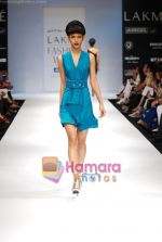 Model walks the ramp for Jatin Varma Show at Lakme Winter fashion week day 5 on 21st Sept 2010 (17).JPG