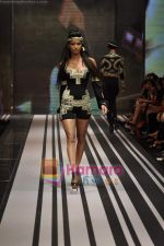 Model walks the ramp for Malini Ramani Show at Lakme Winter fashion week day 5 on 21st Sept 2010 (10).JPG