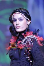 Model walks the ramp for Malini Ramani Show at Lakme Winter fashion week day 5 on 21st Sept 2010 (100).JPG