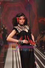 Model walks the ramp for Malini Ramani Show at Lakme Winter fashion week day 5 on 21st Sept 2010 (104).JPG