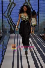 Model walks the ramp for Malini Ramani Show at Lakme Winter fashion week day 5 on 21st Sept 2010 (12).JPG