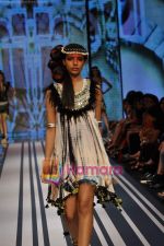 Model walks the ramp for Malini Ramani Show at Lakme Winter fashion week day 5 on 21st Sept 2010 (16).JPG