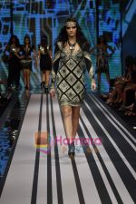 Model walks the ramp for Malini Ramani Show at Lakme Winter fashion week day 5 on 21st Sept 2010 (17).JPG
