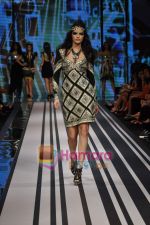 Model walks the ramp for Malini Ramani Show at Lakme Winter fashion week day 5 on 21st Sept 2010 (18).JPG