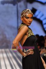 Model walks the ramp for Malini Ramani Show at Lakme Winter fashion week day 5 on 21st Sept 2010 (2).JPG