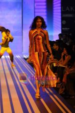 Model walks the ramp for Malini Ramani Show at Lakme Winter fashion week day 5 on 21st Sept 2010 (24).JPG