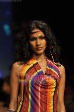 Model walks the ramp for Malini Ramani Show at Lakme Winter fashion week day 5 on 21st Sept 2010 (25).JPG