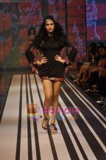 Model walks the ramp for Malini Ramani Show at Lakme Winter fashion week day 5 on 21st Sept 2010 (26).JPG
