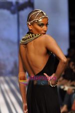 Model walks the ramp for Malini Ramani Show at Lakme Winter fashion week day 5 on 21st Sept 2010 (3).JPG