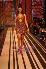 Model walks the ramp for Malini Ramani Show at Lakme Winter fashion week day 5 on 21st Sept 2010 (32).JPG