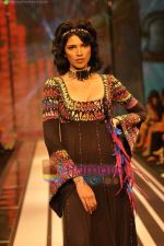 Model walks the ramp for Malini Ramani Show at Lakme Winter fashion week day 5 on 21st Sept 2010 (34).JPG