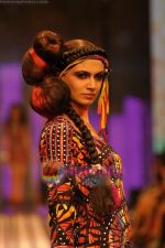 Model walks the ramp for Malini Ramani Show at Lakme Winter fashion week day 5 on 21st Sept 2010 (35).JPG