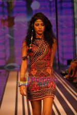 Model walks the ramp for Malini Ramani Show at Lakme Winter fashion week day 5 on 21st Sept 2010 (37).JPG