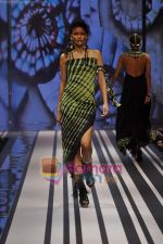 Model walks the ramp for Malini Ramani Show at Lakme Winter fashion week day 5 on 21st Sept 2010 (4).JPG