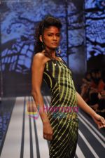Model walks the ramp for Malini Ramani Show at Lakme Winter fashion week day 5 on 21st Sept 2010 (5).JPG