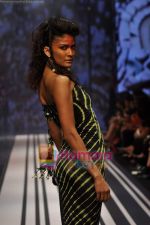 Model walks the ramp for Malini Ramani Show at Lakme Winter fashion week day 5 on 21st Sept 2010 (6).JPG