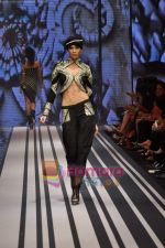 Model walks the ramp for Malini Ramani Show at Lakme Winter fashion week day 5 on 21st Sept 2010 (7).JPG