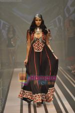 Model walks the ramp for Malini Ramani Show at Lakme Winter fashion week day 5 on 21st Sept 2010 (85).JPG