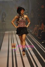 Model walks the ramp for Malini Ramani Show at Lakme Winter fashion week day 5 on 21st Sept 2010 (87).JPG