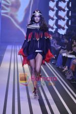 Model walks the ramp for Malini Ramani Show at Lakme Winter fashion week day 5 on 21st Sept 2010 (93).JPG