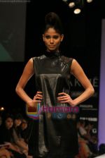 Model walks the ramp for Manju Agarwal Show at Lakme Winter fashion week day 5 on 21st Sept 2010 (10).JPG