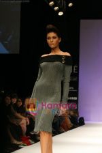 Model walks the ramp for Manju Agarwal Show at Lakme Winter fashion week day 5 on 21st Sept 2010 (12).JPG