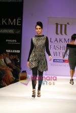 Model walks the ramp for Manju Agarwal Show at Lakme Winter fashion week day 5 on 21st Sept 2010 (13).JPG